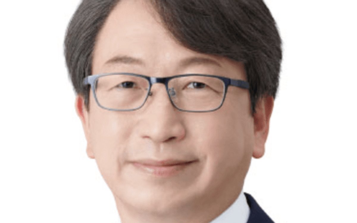 bunshun_online's tweet card. 10月1日に発足した石破茂内閣でデジタル相として初入閣を果たした平将明氏（57）が、今年6月に社長を含む従業員ら3名が詐欺の疑いで逮捕された企業から総額288万円の献金を受けていたことが「週刊文春」…