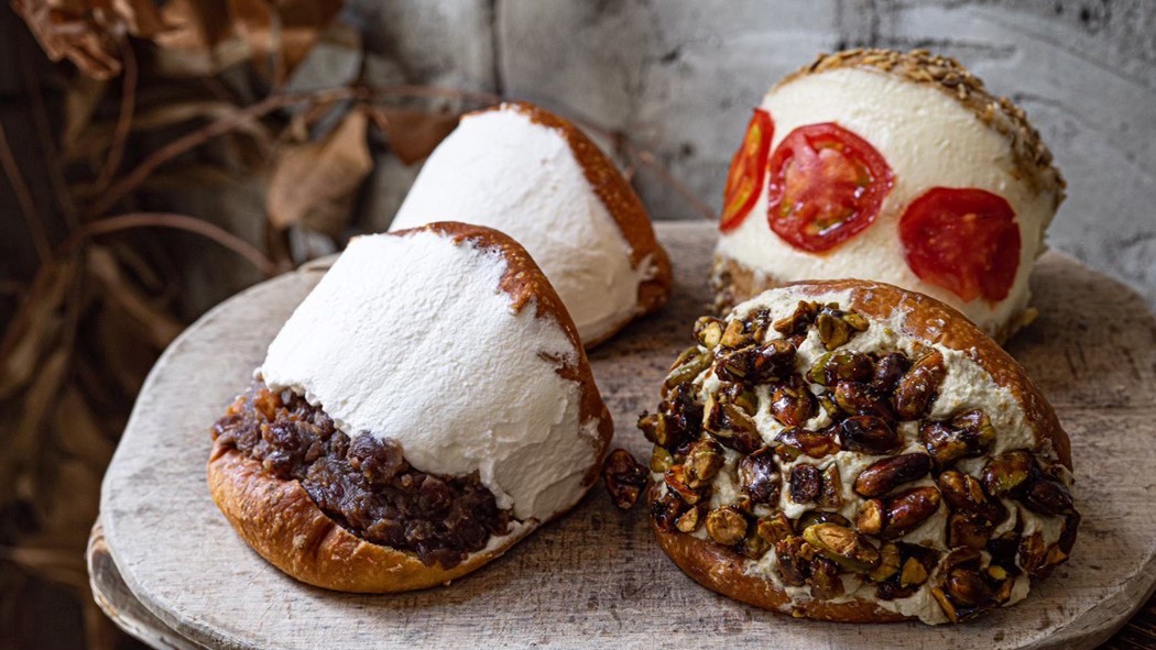 Aerastylemag's tweet card. ブームの火付け役は、博多生まれの創造性豊かなマリトッツォ昨年ヒットしたスイーツの筆頭株と言えば、マリトッツォだろう。生クリームをこれでもかと挟み込んだ魅惑の背徳スイーツ。一度や二度は口にした人も多いのでは。やっと落ち着きの兆しが見えたと思いきや、ブームの火付け役として知られる福岡のパン屋「アマムダコタン」が表参道に進出。もちろん、マリトッツォも健在だ。まだ体験できていない人も、ぜひこの元祖マ...