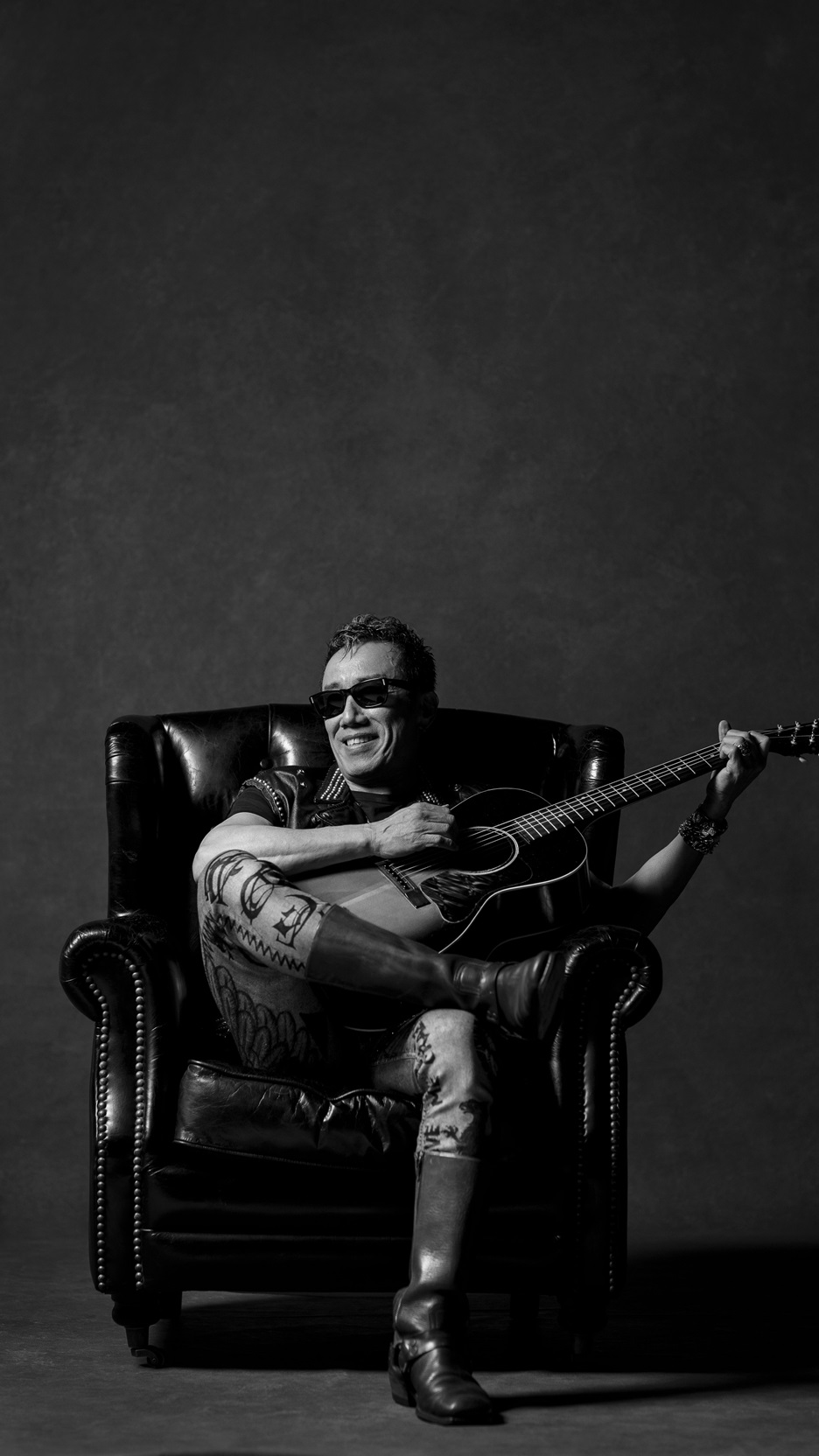 DeepMaybe's tweet card. 長渕剛が、7年ぶりのニューアルバム『BLOOD』を2024年5月22日（水）にリリースする。民衆の声を代弁した“路上の片隅で”に始まり、幼少期の心象風景を描いた“ひまわりの涙”、天国の仲間に捧げる“ジャ...