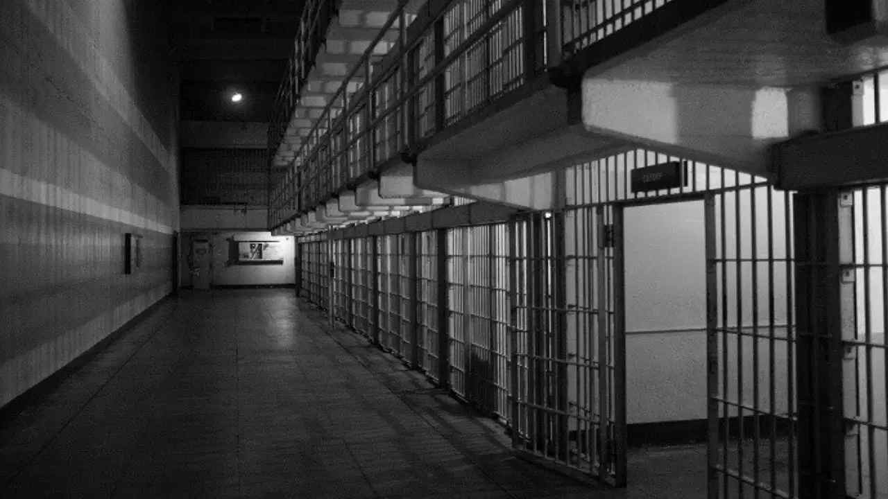 UmutSenerank's tweet card. Türkiye’nin uzun süredir konuşmaktan kaçtığı bir gerçek var: Kuyu tipi hapishaneler.