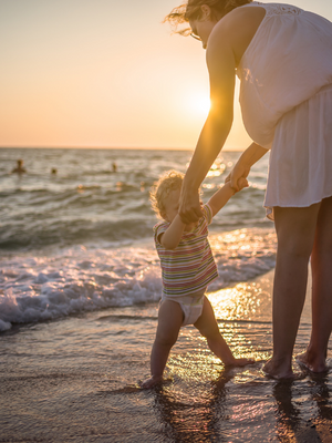 SimplifyingFam's tweet card. In our world of social media, comparing ourselves to others can be a real problem! It's important to pray, count our own blessings, and stop comparing!