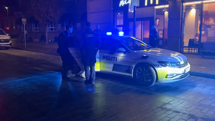 grumpycph's tweet card. En 14-årig dreng blev fredag aften stukket i låret med en machete - en stor, langbladet kniv.Kniven havde han selv haft i bukselinningen, og da en 16-årig dreng forsøgte at fravriste ham kniven, blev...