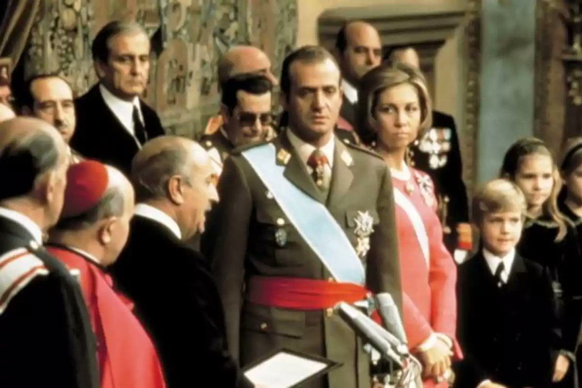 Javiergaciaisac's tweet card. El 22 de noviembre de 1975, apenas dos días después de la muerte de Francisco Franco, las Cortes Españolas se reunían para procla...