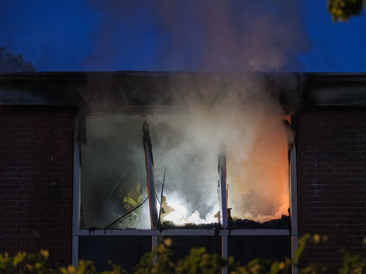 ZHZActueel's tweet card. SLIEDRECHT – In een woning aan de Dr. Schaepmanstraat in Sliedrecht is zondagavond 24 augustus 2025 brand uitgebroken. Rond 21.15 uur brak de brand uit. Al snel sloegen de vlammen uit de woning. De...
