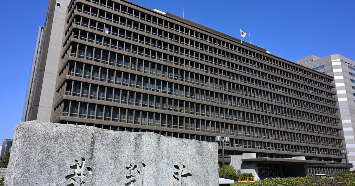 ewuq8nbRVQqDz3S's tweet card. 滋賀医大生らが2022年、女子大学生に集団で性的暴行をして動画を撮影したとして強制性交罪に問われた事件の控訴審判決で、大阪高裁は22日までに、27歳の男を懲役5年、29歳の男を懲役2年6月とした一審・大津地裁判決を破棄し、いずれも無罪を言い渡した。同級生だった男は一審、二審とも実刑判決を言い渡され、確定している。飯島健太郎裁判長は判決理由で、女性の証言を根拠に「女性は処罰を求めるよりも