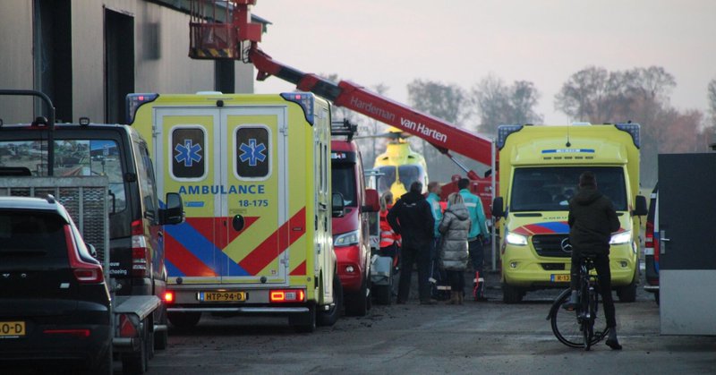 Man zwaargewond na val van dak in Giessenburg