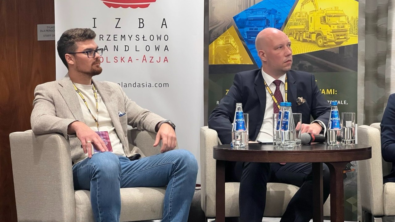 SPTechPL's tweet card. Michał Pawłowski, członek zarządu SP Tech Solutions i prezes Cargo Speed International, wziął udział w panelu dyskusyjnym „Euroazjatycki Korytarz Transportowy. Potencjał rozwoju handlu między Europą...