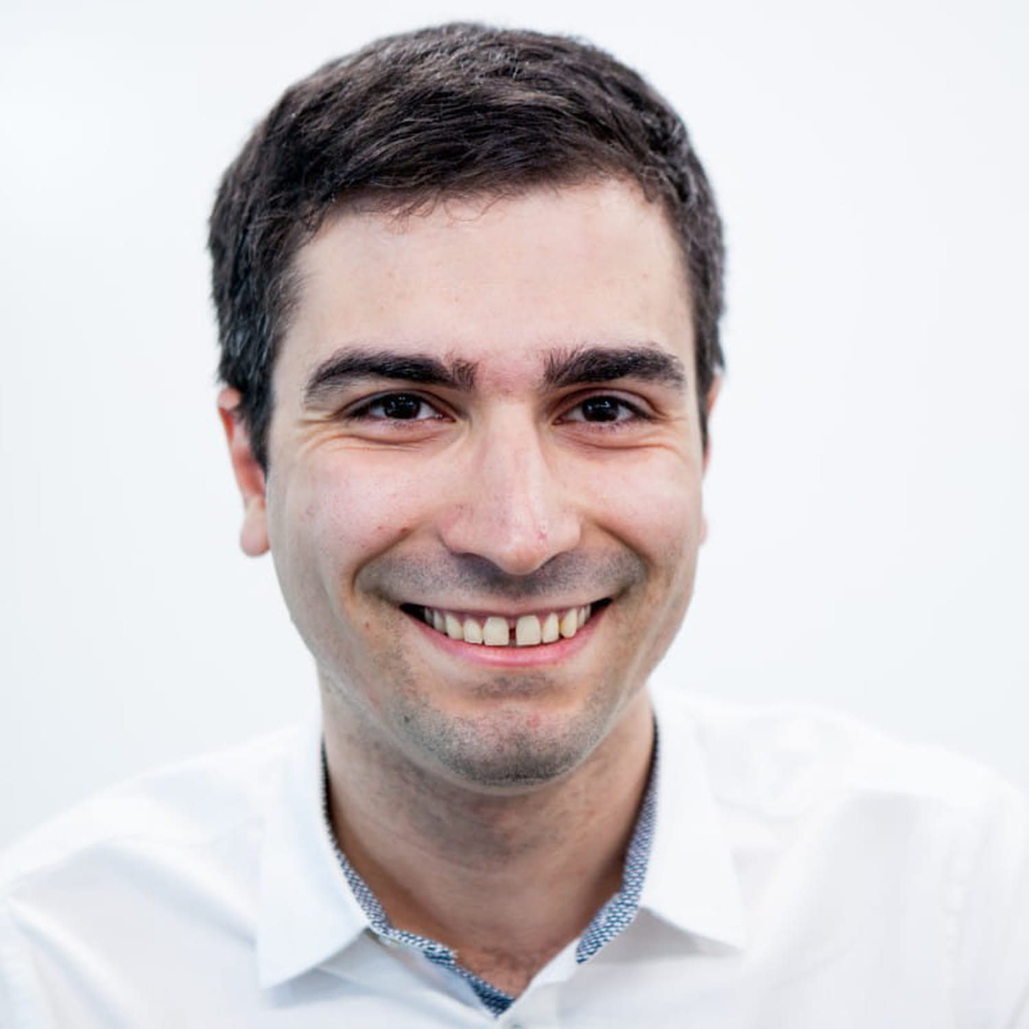 j_pinet's tweet card. De nombreux bootcamps tech proposent des formations de trois mois pour devenir développeur. Si ces formations existent, c'est qu'elles répondent à un vrai besoin, pour les candidats et les entrepri...