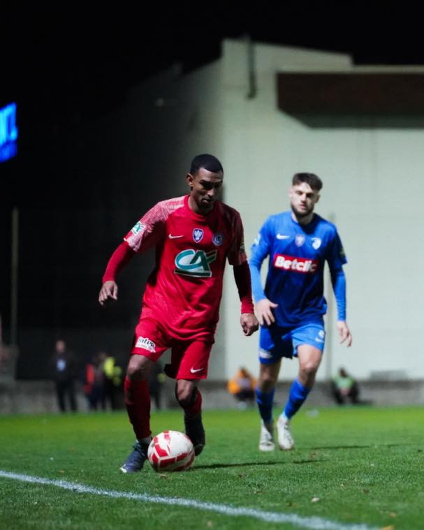 MetroSports_fr's tweet card. Logique respectée ce vendredi à Bourgoin-Jallieu où le GF38 (L2) a pris le dessus sur l’Olympique de Villefontaine (R2) grâce à un triplé de son attaquant Moussa Djitté. Les Grenoblois retrouveront...