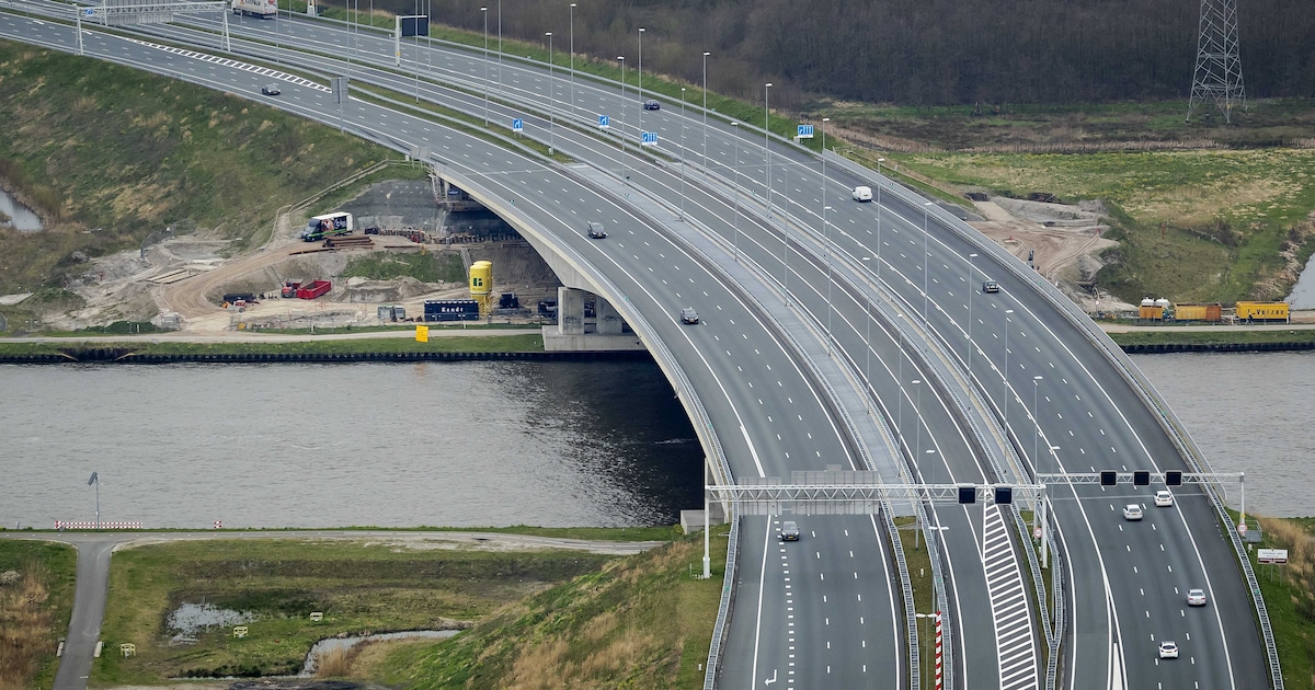 jasonhickel's tweet card. Nu alles stilligt, kunnen we radicaal groen de draad oppakken. Dit bepleiten 170 Nederlandse wetenschappers vandaag in een manifest.