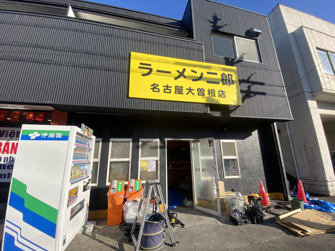 1nameko2nameko3's tweet card. 名古屋市東区矢田に東海初登場することで話題の「ラーメン二郎 名古屋大曽根店」。看板も取り付けられ、いよいよグランドオープン間近です！ 【名古屋市東区】東海地方“初”の直系店か「ラーメン二郎 名古屋大曽