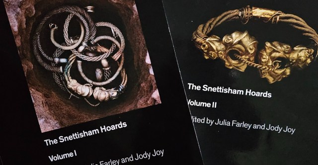Tess_Machling's tweet card. by Tess Machling [A download/print PDF version can be found at the end of the paper] Introduction The recently published Snettisham hoard volumes are long awaited, and contain much that is of use a…