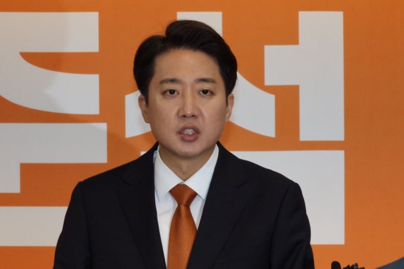 Dokaijija's tweet card. 이준석 개혁신당 대선후보는 29일 이재명 더불어민주당 대선후보의 장남 이동호씨에 관한 긴급 기자회견을 열고 "지난 3년간 우리는 김건희라는 이름으로 참담한 고통의 시간을 겪었다"며 "다시 김혜경, 이동호라는 이름으로