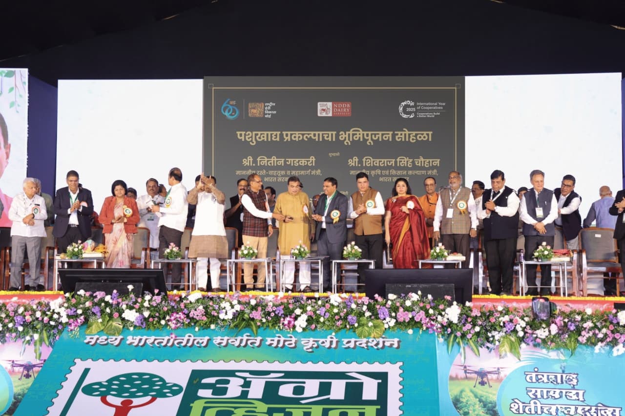 SahkarNet's tweet card. NDDB Dairy Services begins work on a new 250 MTPD cattle feed plant in Nagpur to boost feed supply and support over one lakh dairy farmers in Maharashtra.