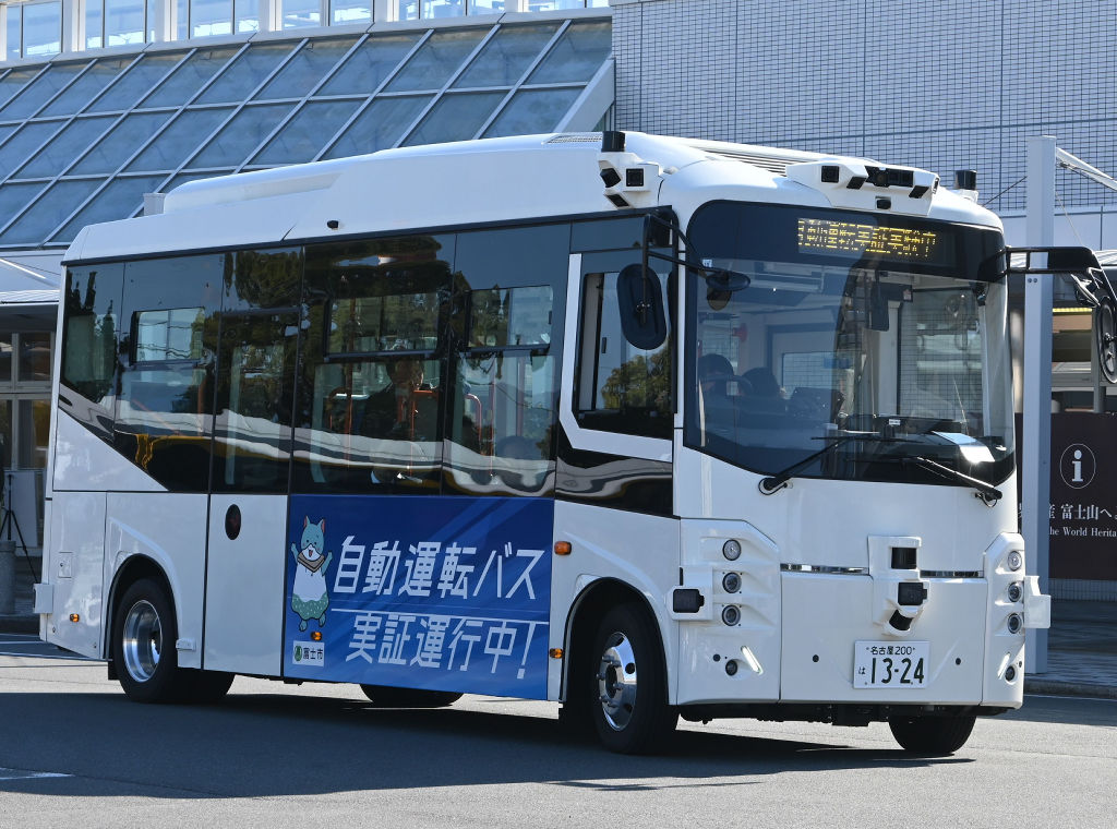 taitan21's tweet card. 　富士市は２２日、同市のＪＲ富士駅と新富士駅を結ぶ自動運転バスの実証運行を始めた。２０２７年度の導入に向け、１２月１２日まで両駅間の公道を走行する。 富士駅に向…