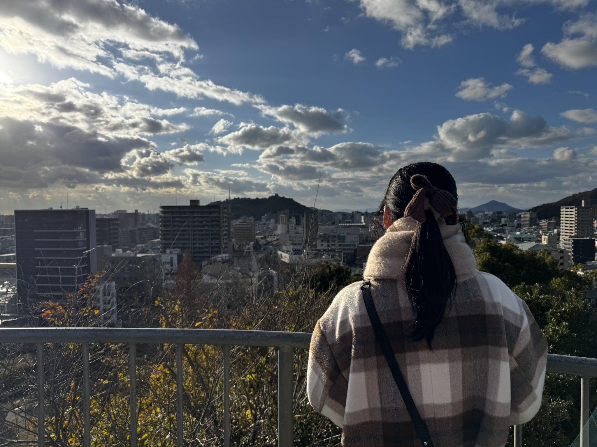 plzmdiv's tweet card. 厚生労働省の調査では、生後1年を満たない赤子が、年間2500人近く乳児院に預けられる。背景には、経済的困窮や孤立出産など、親が育てられない事情があり、その受け皿の一つとして「赤ちゃんポスト」や「内密…