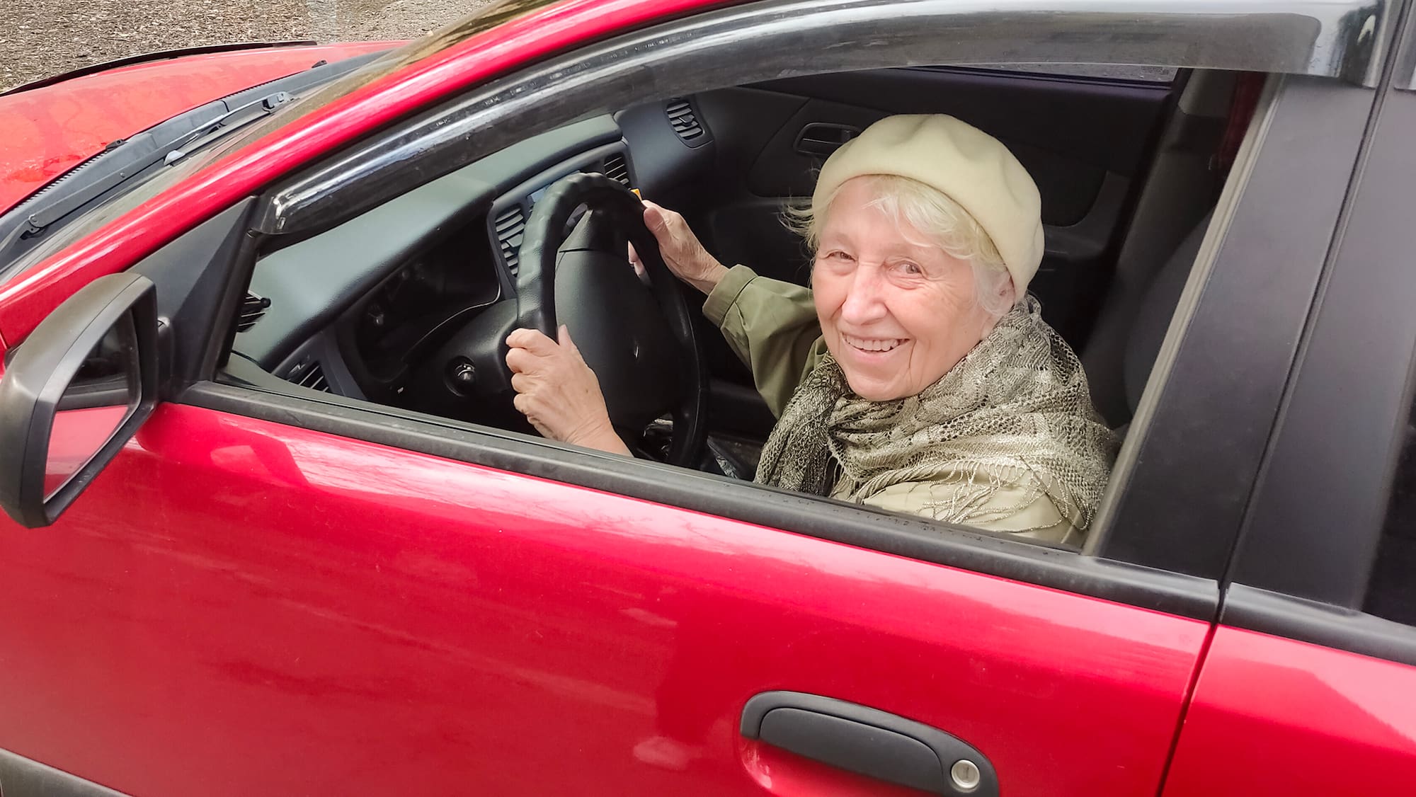 LeoAuteur's tweet card. Pauline, 82 ans, a découvert qu’elle roulait sans permis depuis 2013, rapporte la «Tribune de Genève». Jamais informée, elle conteste la décision et refuse de passer un nouvel examen.