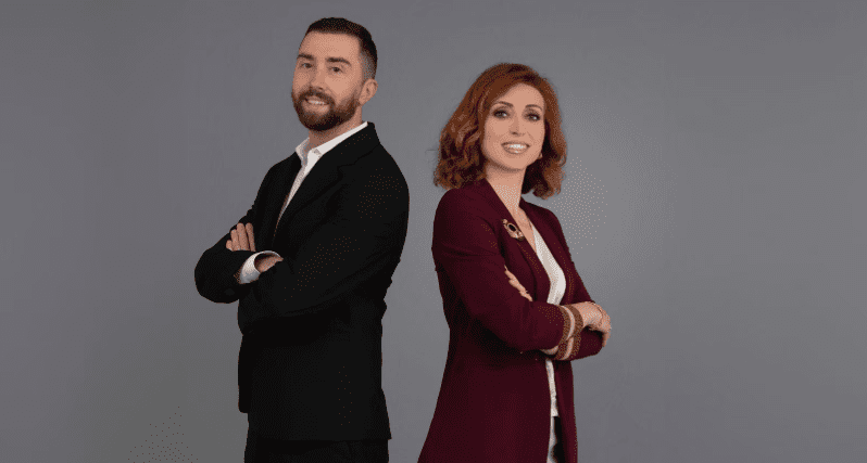 BlogSocialTv1's tweet card. Agorà Estate chiude con emozione e ascolti record. Giulia De Stefano e Marco Carrara salutano il pubblico tra lacrime e gratitudine.