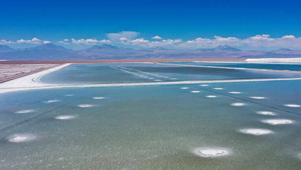 IHEAL_CREDA's tweet card. AUDIO • Les lieux de l'éco, épisode 16/39 : Salar d’Atacama, le lithium chilien au cœur de la bataille industrielle. Une série inédite proposée par France Culture. Écoutez Entendez-vous l'éco ?, et...