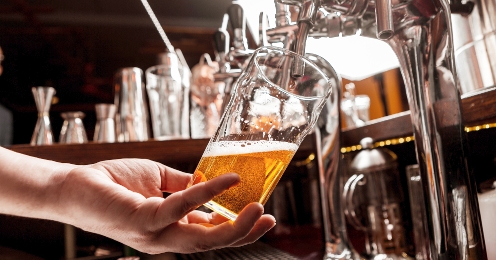 favy_jp's tweet card. ここ3、4年で人気が高まっている「クラフトビール」。天神駅周辺にもクラフトビールが飲めるお店がどんどん増えています。今回は、天神駅周辺でクラフトビールが飲めるお店を6店舗紹介します。醸造所が併設されたブルーパブや、クラフトビールのタップ数が70ある立ち飲み、グラスが可愛らしいお店など、クラフトビール好きは注目です。