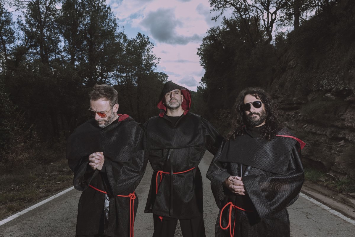 ycomMUSICA's tweet card. El trio barceloní presenta 9 cançons noves que fusionen electrònica, rock, jazz i psicodèlia en una proposta que reivindica la seva llibertat creativa i el seu esperit transformador