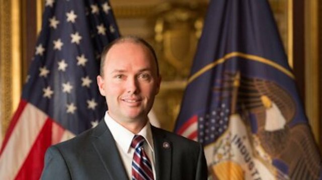 FromLibToCap's tweet card. Utah Gov. Spencer Cox (R) signed a bill on Tuesday requiring porn filters on cellphones and tablets, The Associated Press reports. The bill, H.B. 72, is aimed at establishing filter requirements an…