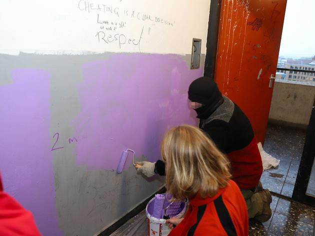 OmasGgRechtsLE's tweet card. Das Bündnis gegen Rechts Göttingen übermalte in einer Aktion Hakenkreuz-Schmierereien im Iduna-Zentrum. Ein Mitglied erhielt dafür einen Strafbefehl. Zu unrecht.