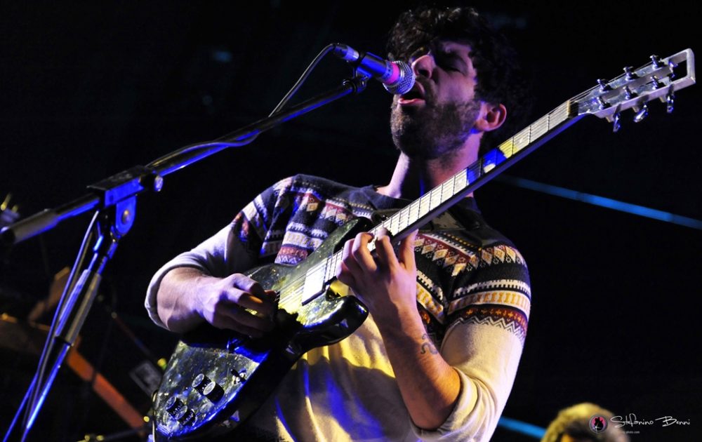 TheFrontRowIt's tweet card. I Foals (qui in una foto di repertorio del nostro Stefanino Benni) sono quei bravi ragazzi della porta accanto, che però possono anche diventare