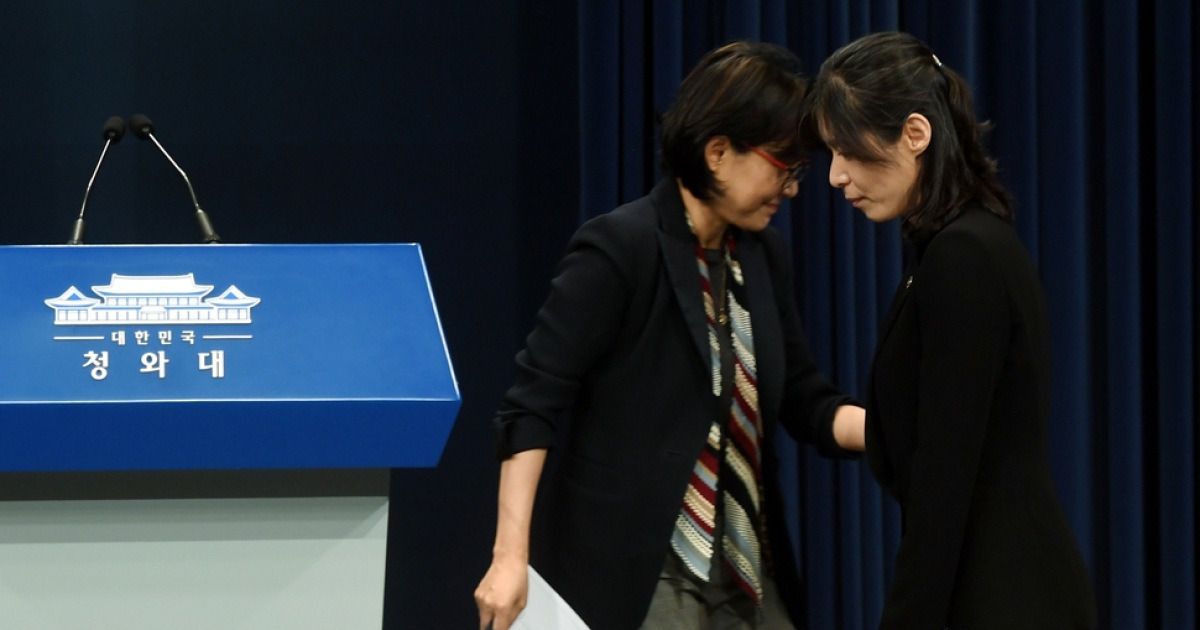 jinmadang's tweet card. 청와대가 인사수석비서관에 김외숙 법제처장을, 법제처장에 김형연 전 청와대 법무비서관을 앉힌 것을 두고 여당 내에서도 ‘그렇게 사람이 없느냐. 답답하다’는 반응이 나왔다. 민주당 한 중진의원은 29일 “김 수석은 인사수석 자리에 적합한 사람이 아니다”라고 말했다. 그는 “법제처장으로 국회 출석했을 때 의원들 질문에 제대로 답도 못하던 분”이라며 “많은 사람