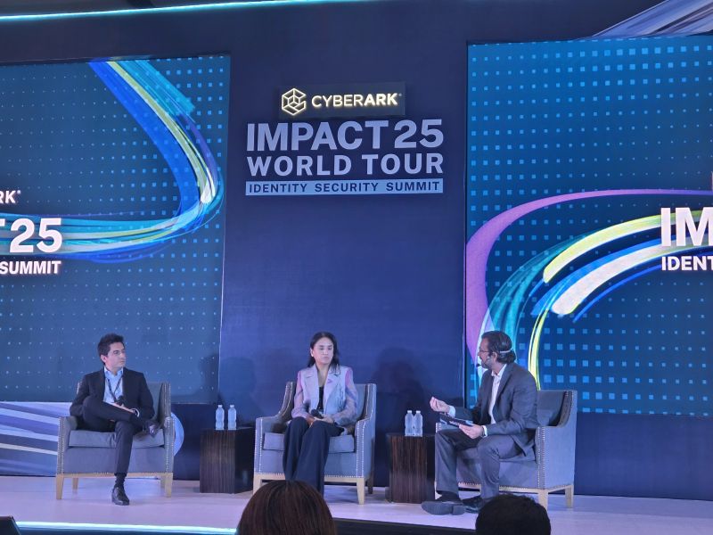 axelpardemann's tweet card. Sesiones que generan impacto en ciberseguridad. #IWTMexico2025 #IdentitySecurity #CyberArk impulsando el futuro de la protección de identidades: humanas, de máquina y agentes de IA! Yolanda Navarro...