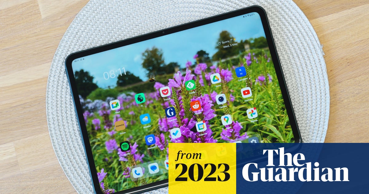 balazanuriah's tweet card. New tablet offers high-end screen and specs for a mid-range price but is held back by software