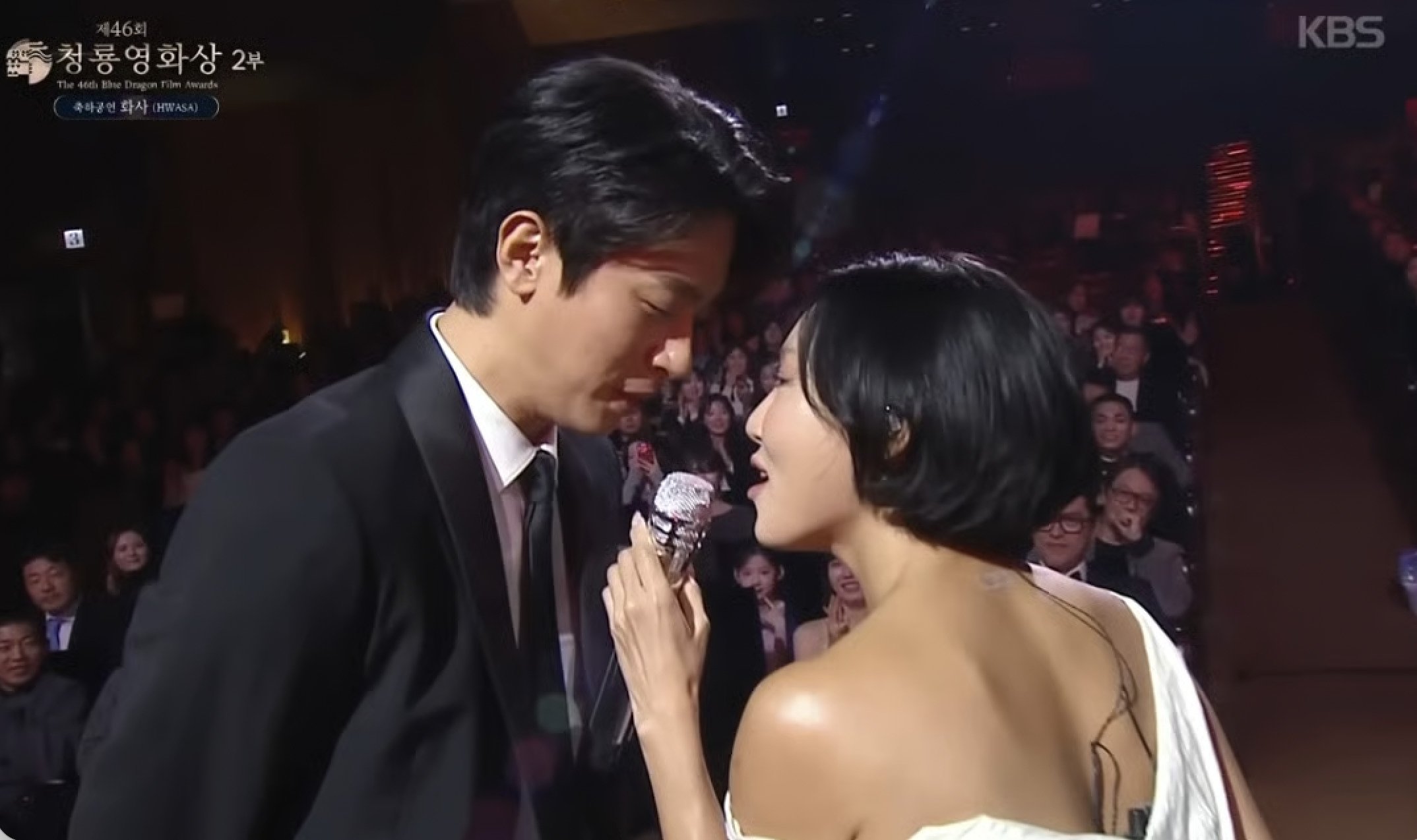 yongmogu's tweet card. Actor Park Jung Min and singer Hwa Sa have become the hottest duo of the moment after their unexpected chemistry on the '46th Blue Dragon Film Award…