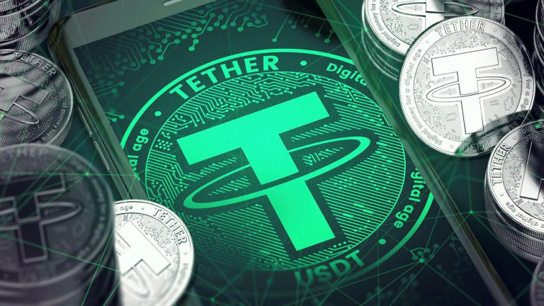 criptofacil's tweet card. Tether recebe pior nota do S&P por risco nas reservas, e CEO rebate críticas com ataques ao sistema financeiro tradicional.