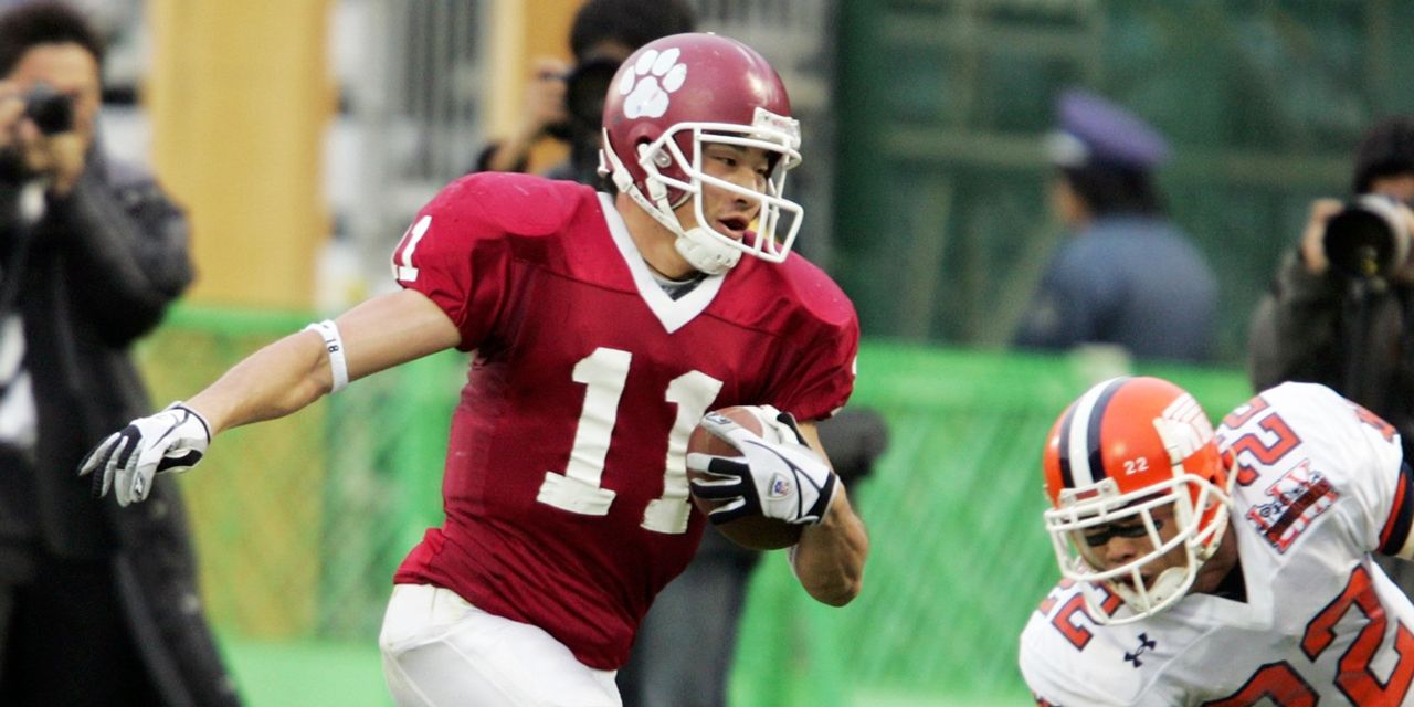 4years_media's tweet card. 第5回は立命館大学パンサーズが法政大学トマホークス（当時）に勝って、関西学院大学、日本大学に続く史上3校目の3連覇を達成した2004年の第59回大会です。のちに海外挑戦して「最もNFL選手に近づいた日本選手」となった立命館大学WR（ワイドレシーバー）の木下典明さん（42歳、大産大附）と、キャプテンとして法政大学を率いたLB（ラインバッカー）の二上雄介さん（にかみ、42歳、崇徳）に取材しました。