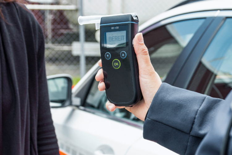 polizeitickerch's tweet card. In Weinfelden und Weiningen hat die Kantonspolizei Thurgau am Freitagabend und in der Nacht zum Samstag zwei fahrunfähige Lenker gestoppt.