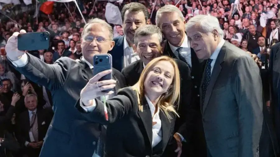 DomaniGiornale's tweet card. Massimo Bartoli è in lista con i Moderati. Ma sui social ci sono le foto nostalgiche. In più di una compare con il braccio teso. In altre loda il camerata Peppe Dimitri