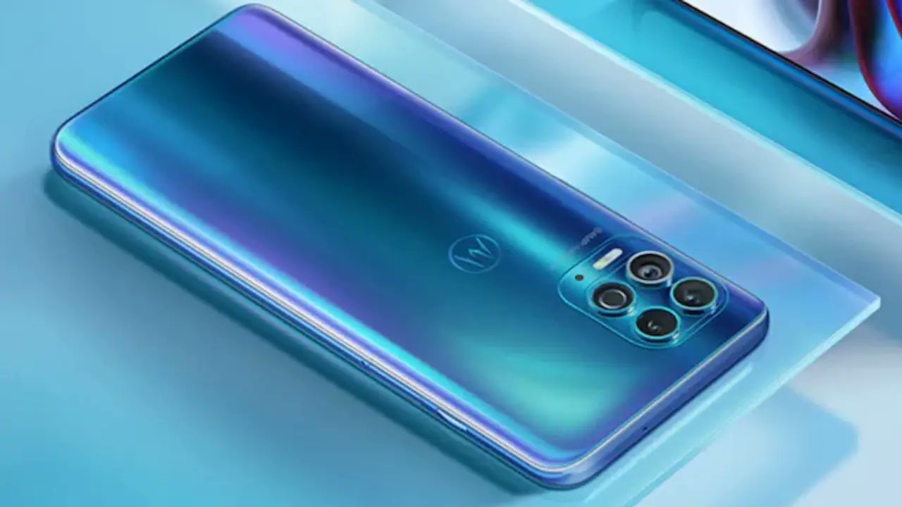 TrueTechOff's tweet card. The new Moto G100 is back with a 7,000 mAh battery, Snapdragon 7s Gen 2, Android 15, and a 120Hz display. Here’s everything you need to know about Motorola’s latest mid-range phone.