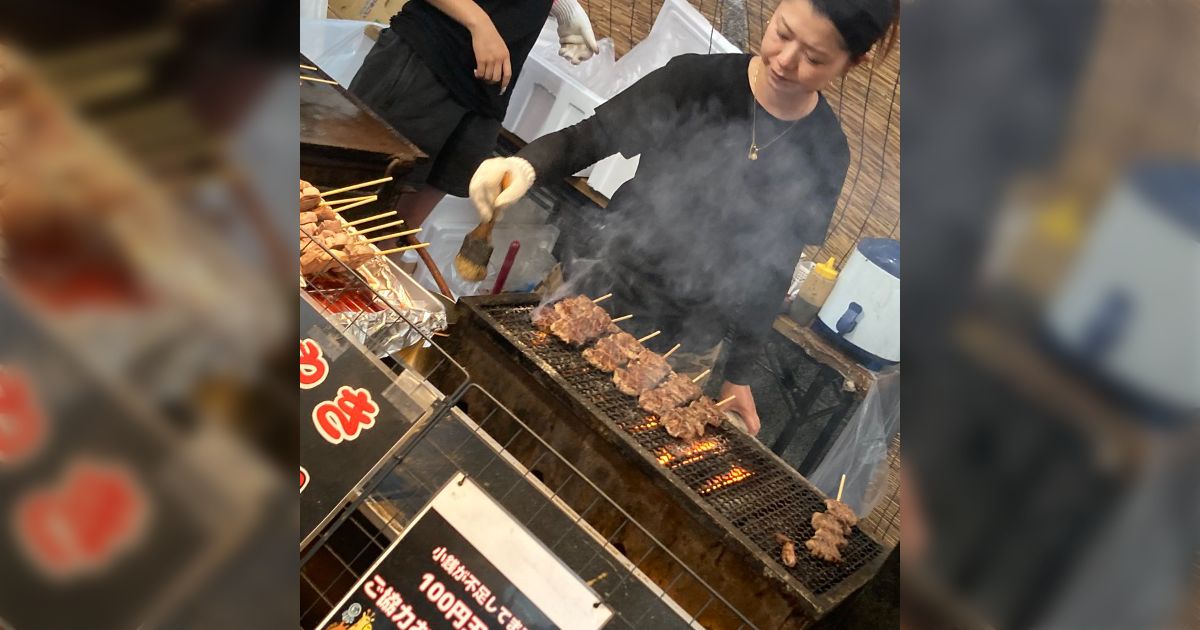 fablab3's tweet card. 高校生の頃、テキ屋（祭りや夜店の屋台）で夏場だけ毎年アルバイトしてた。 添付写真の投稿が物議を醸していたが、全く驚かない。 本当はさらに闇が深いのでそれを暴露していこうと思う。 （続く） 物議を醸していた投稿 地元の祭きたら「仙台牛タン800円」 でも買ったら豚タンだった 良い商売してるね、客舐めてんな