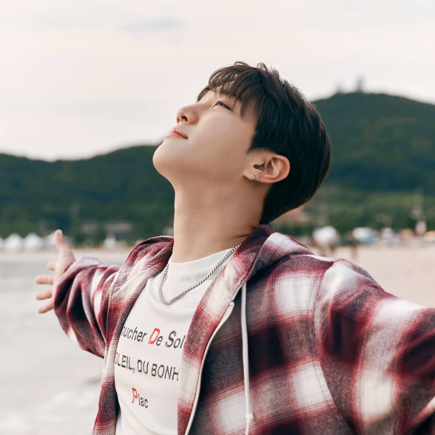 GoldenChild's tweet card. 안녕하세요. Golden Child 담당자입니다. 주찬 1st Single Album [Rise & Shine] 발매 기념 스트리밍&다운로드 이벤트 안내드립니다. 참여를 원하시는