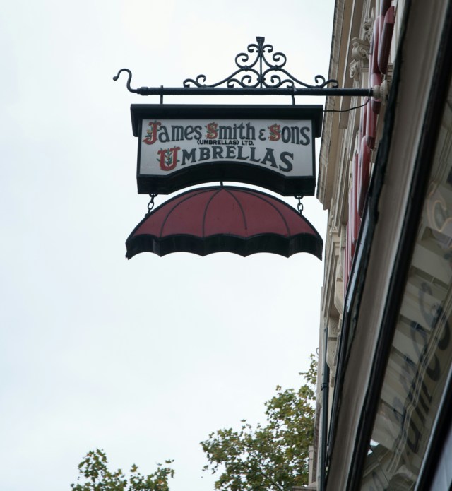 LayusoFoto's tweet card. Soy una obsesa de los carteles colgantes. Lo reconozco. Me llaman muchísimo la atención los diseños originales, sobre todo los que recuerdan a objetos vintage. En Londres este tipo de cartel es bas…