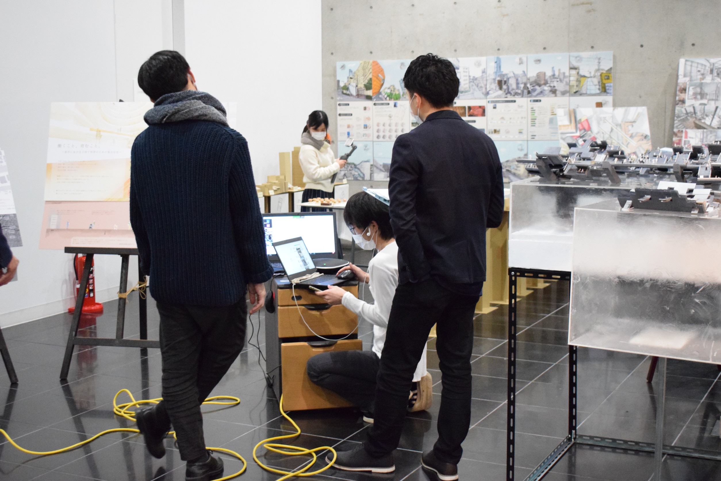 kyodai_kenchiku's tweet card. 　建築学科が入る京大桂キャンパスのC‐2棟。だだっ広いホールが随一の活気にあふれるときがあります。それは卒業設…