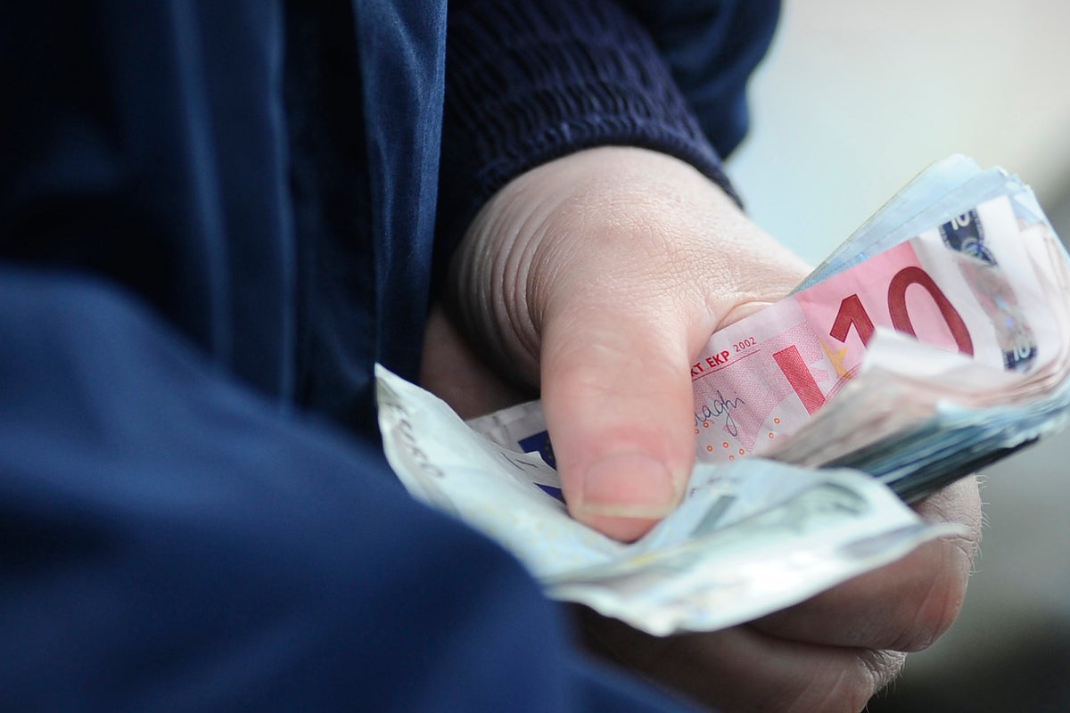 Art4BasicIncome's tweet card. Unsurprisingly, in a recent trial in Finland in which people received 560 euros per month a notable reduction in stress levels was observed 