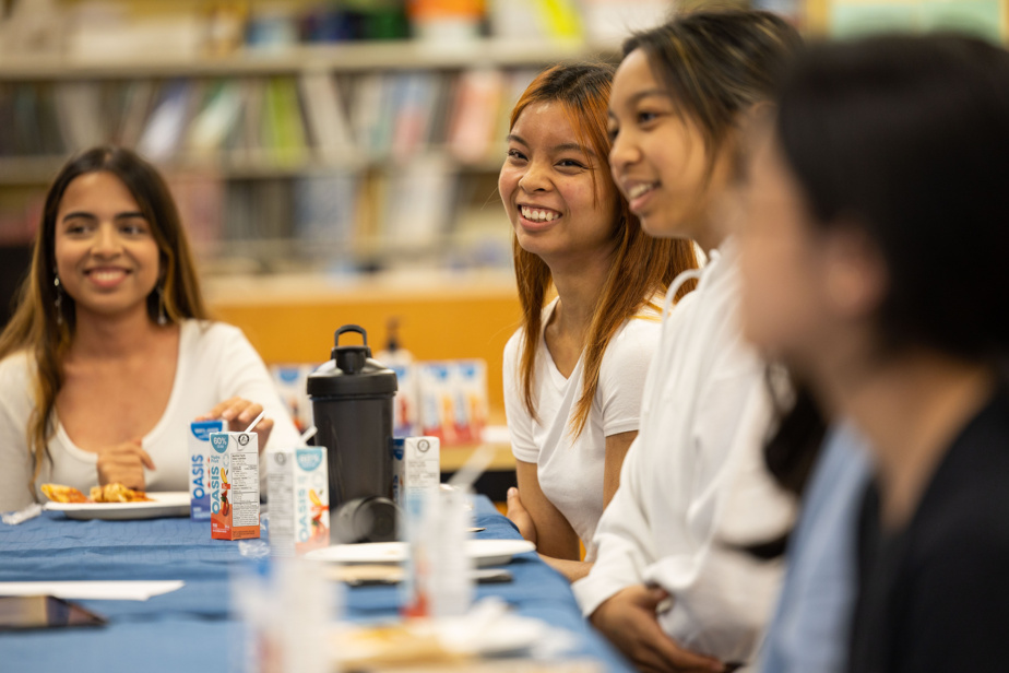 cssdemontreal's tweet card. Ça chante, ça danse et ça rêve en grand à l’école La Voie, située au cœur du quartier multiculturel Côte-des-Neiges. Ses élèves ne manquent pas de modèles de réussite : le joueur de basket-ball...