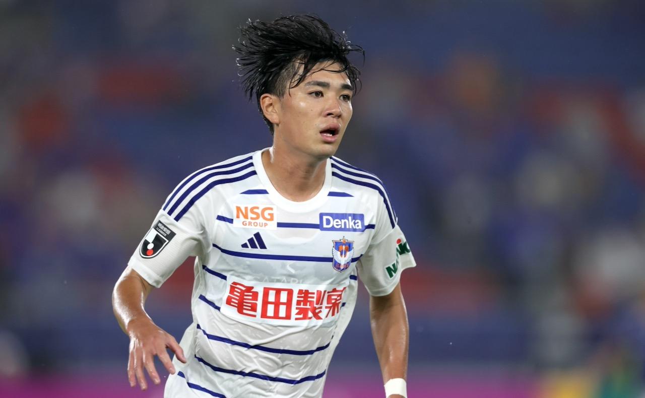 soccer_m_1966's tweet card. 10月18日の明治安田J1リーグ第34節で、アルビレックス新潟は横浜F・マリノスから得点を奪えず、しかし失点もせずに痛み分けだった。残留へ向けてなんとか勝ち点1を手にしたが、この夏に加わった橋本健人にはうれしい再会があった。恩人に見せることができた「賢さ」とは？