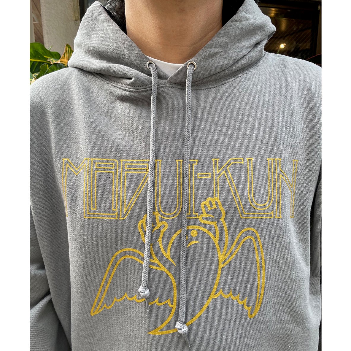 souko1go's tweet card. グレーにゴールドのプリントがかっこいいフーディ。 内側はタオルみたいなパイル仕様。 この上に上着を羽織りやすい8.8オンスのボディ。 フード部分は生地が二重になっていて存在感あります。 画像着用サイズはXXL（身長175cm）