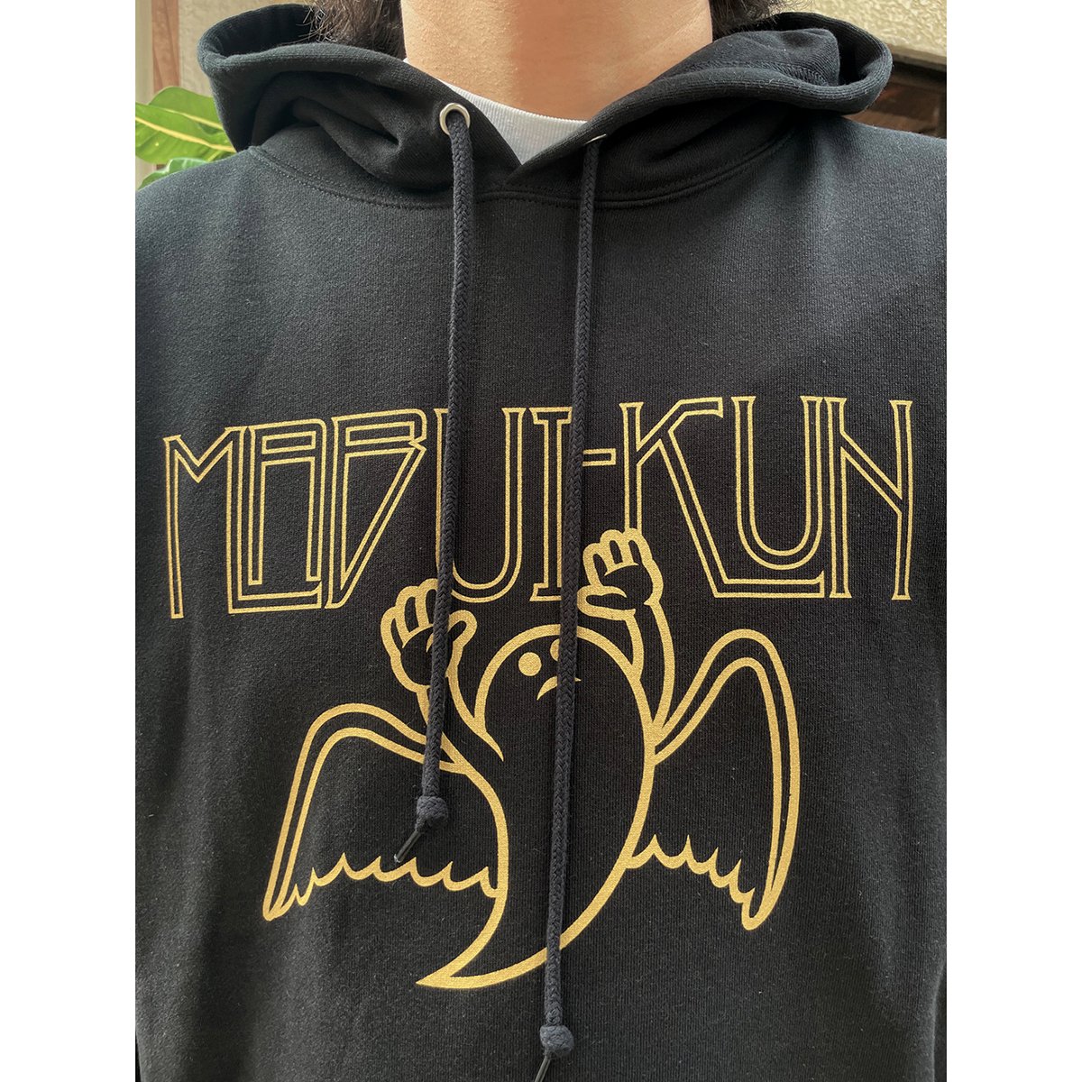 souko1go's tweet card. ブラックにゴールドのプリントがかっこいいフーディ。 内側はタオルみたいなパイル仕様。 この上に上着を羽織りやすい8.8オンスのボディ。 でもフードは二重になっていてしっかり存在感あります。 綿100% 画像の着用サイズはXXLです。（身長175cm）