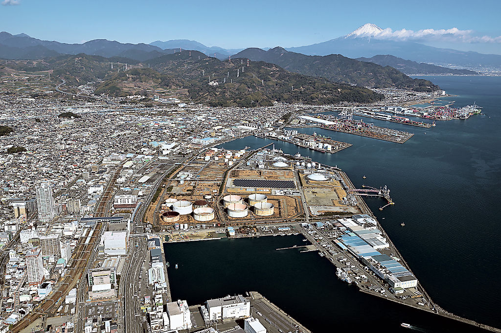 shizushin's tweet card. 　ＪＲ清水駅東口へのサッカースタジアムの新設か、ＩＡＩスタジアム日本平（アイスタ）の大規模改修かを巡る静岡市の検討が大詰めを迎えている。新設案が有力視される中…