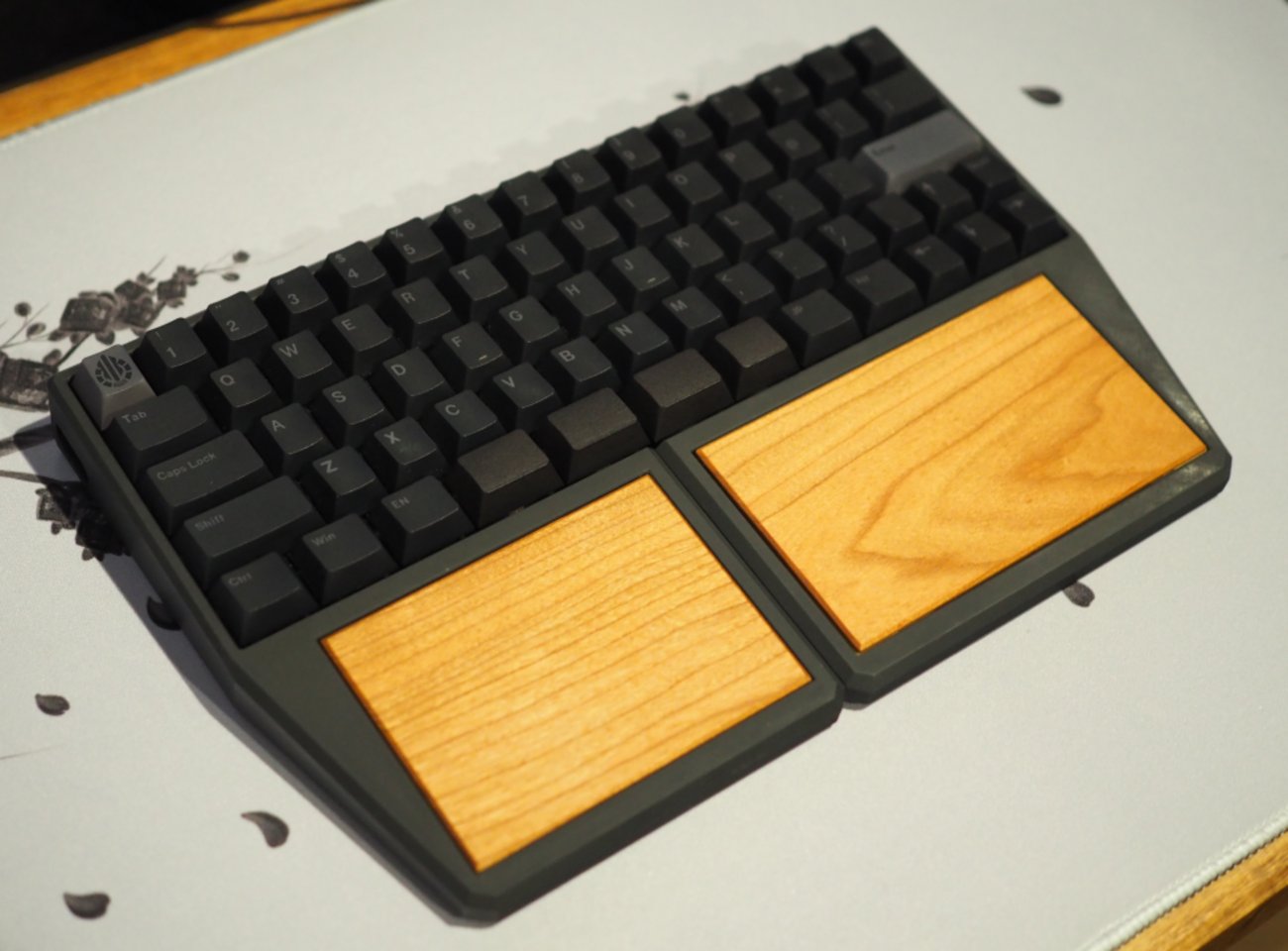 Salicylic_acid3's tweet card. こんにちは。自キ温泉ガイドのサリチル酸です。 今回は私の設計した自作キーボードキット『Guide68』のオプションケースの紹介と組み立て手順、ビルドガイドを書きたいと思います。 2023/2/28 フレームタイプケースに部品を追加