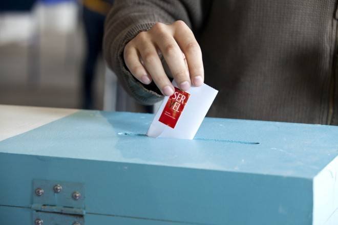 el_ojopiojo's tweet card. Ese es el alegato: no rendir la democracia en la antesala, no bajar la cabeza antes de votar, no ceder la esperanza a los profesionales del miedo. La segunda vuelta está abierta. Entremos en ella con...