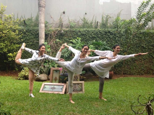 arasuuu's tweet card. Hello Yogis and Yoginis! Feeling like going upside-down today? So, this is the flash back about our way of making Idul Fitri family photos in 2013. We thought, what suits our family the most……